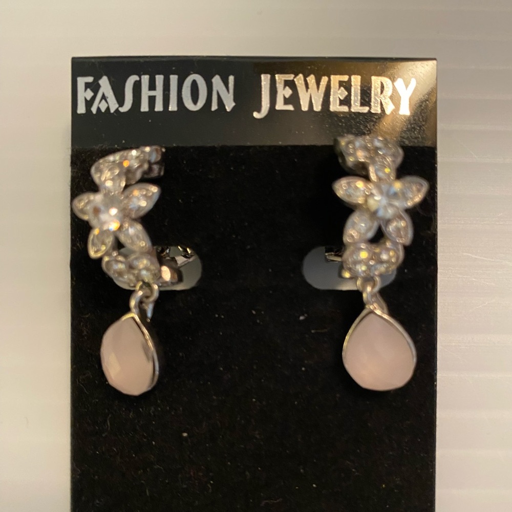New Fashion Earring With Dangling Pink Stone
